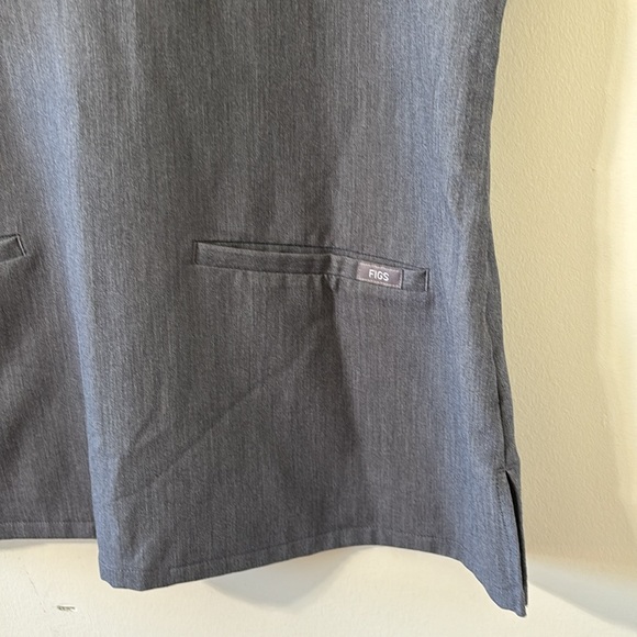FIGS Scrub Casma Three-Pocket Scrub Top Graphite Size Large - Picture 6 of 11